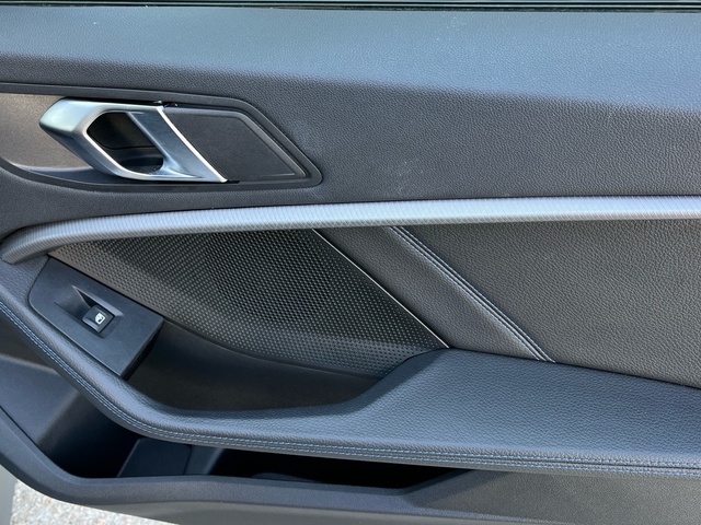 BMW Serie 1 118d color Gris. Año 2024. 110KW(150CV). Diésel. En concesionario Celtamotor Vigo de Pontevedra