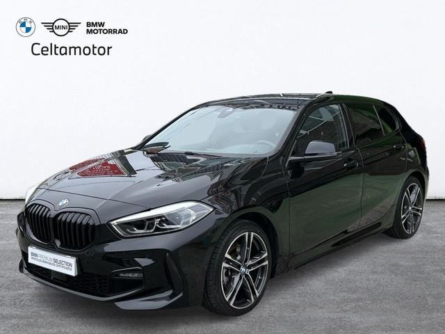 BMW Serie 1 118i color Negro. Año 2024. 103KW(140CV). Gasolina. En concesionario Celtamotor Vigo de Pontevedra