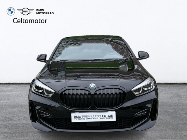 BMW Serie 1 118i color Negro. Año 2024. 103KW(140CV). Gasolina. En concesionario Celtamotor Vigo de Pontevedra