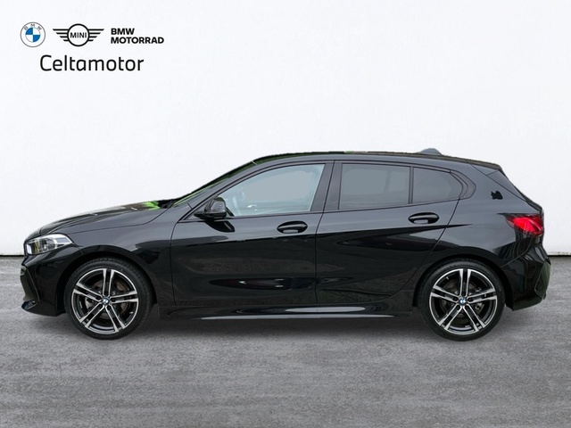 BMW Serie 1 118i color Negro. Año 2024. 103KW(140CV). Gasolina. En concesionario Celtamotor Vigo de Pontevedra