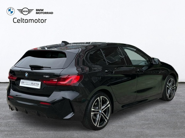 BMW Serie 1 118i color Negro. Año 2024. 103KW(140CV). Gasolina. En concesionario Celtamotor Vigo de Pontevedra