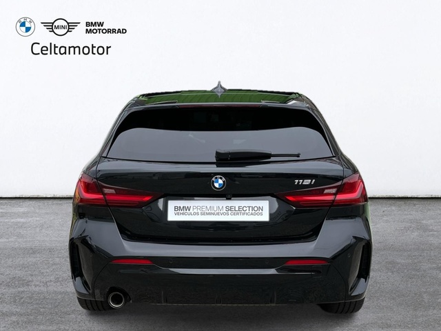 BMW Serie 1 118i color Negro. Año 2024. 103KW(140CV). Gasolina. En concesionario Celtamotor Vigo de Pontevedra