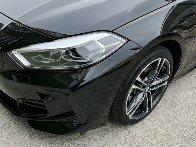 BMW Serie 1 118i color Negro. Año 2024. 103KW(140CV). Gasolina. En concesionario Celtamotor Vigo de Pontevedra