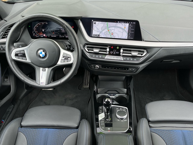 BMW Serie 1 118i color Negro. Año 2024. 103KW(140CV). Gasolina. En concesionario Celtamotor Vigo de Pontevedra