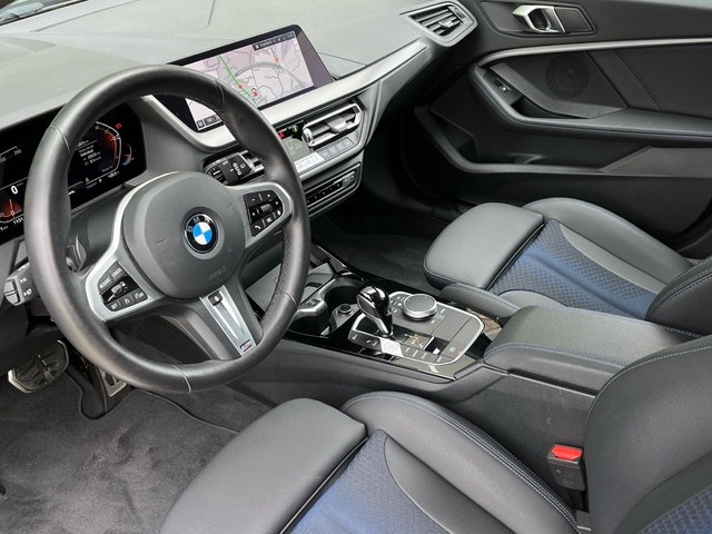 BMW Serie 1 118i color Negro. Año 2024. 103KW(140CV). Gasolina. En concesionario Celtamotor Vigo de Pontevedra