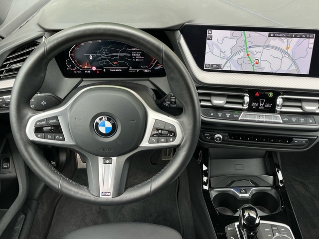 BMW Serie 1 118i color Negro. Año 2024. 103KW(140CV). Gasolina. En concesionario Celtamotor Vigo de Pontevedra