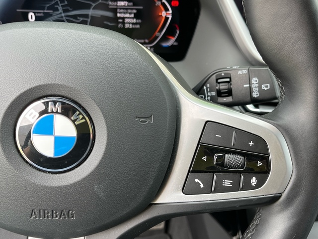 BMW Serie 1 118i color Negro. Año 2024. 103KW(140CV). Gasolina. En concesionario Celtamotor Vigo de Pontevedra