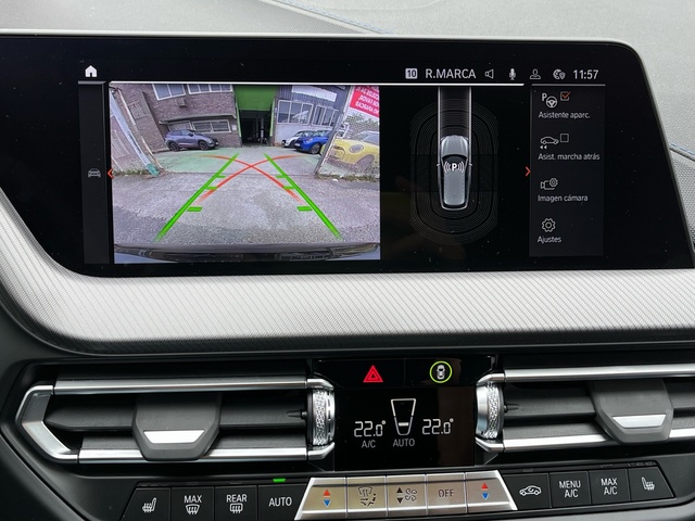 BMW Serie 1 118i color Negro. Año 2024. 103KW(140CV). Gasolina. En concesionario Celtamotor Vigo de Pontevedra