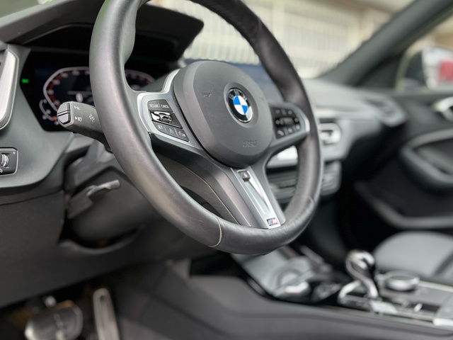 BMW Serie 1 118i color Negro. Año 2024. 103KW(140CV). Gasolina. En concesionario Celtamotor Vigo de Pontevedra