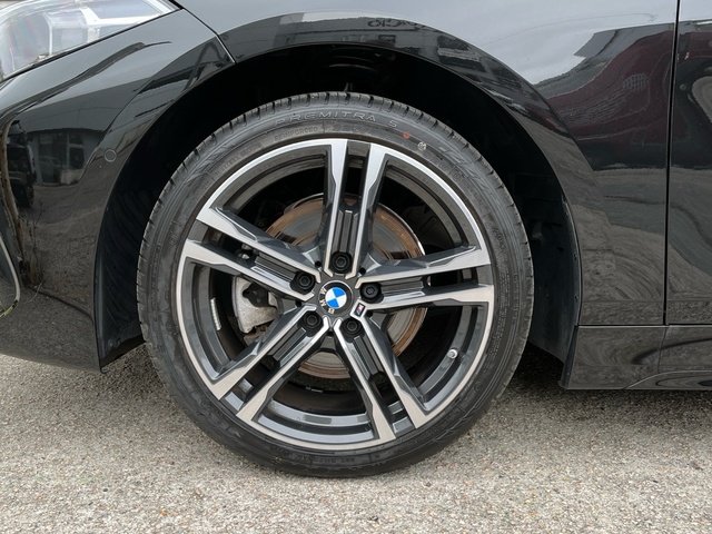 BMW Serie 1 118i color Negro. Año 2024. 103KW(140CV). Gasolina. En concesionario Celtamotor Vigo de Pontevedra
