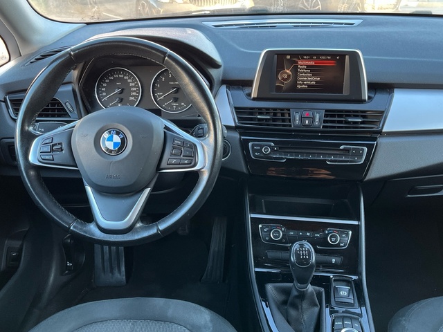 BMW Serie 2 218i Active Tourer color Blanco. Año 2015. 100KW(136CV). Gasolina. En concesionario CARTAGENA PREMIUM S.L. de Murcia