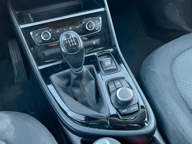 BMW Serie 2 218i Active Tourer color Blanco. Año 2015. 100KW(136CV). Gasolina. En concesionario CARTAGENA PREMIUM S.L. de Murcia