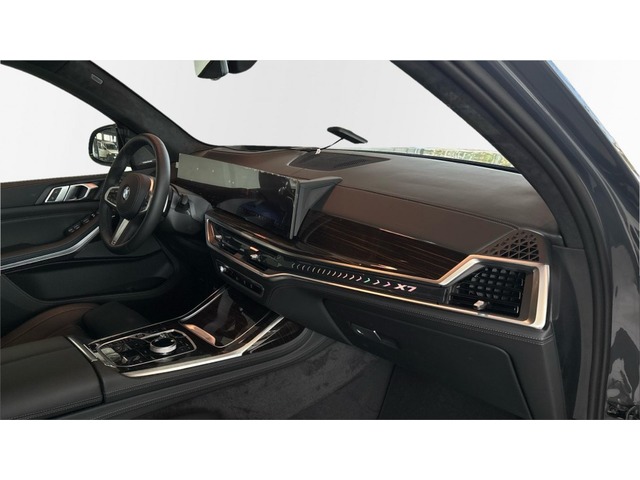 BMW X7 xDrive40i color Gris. Año 2025. 280KW(381CV). Gasolina. En concesionario Pruna Motor de Barcelona
