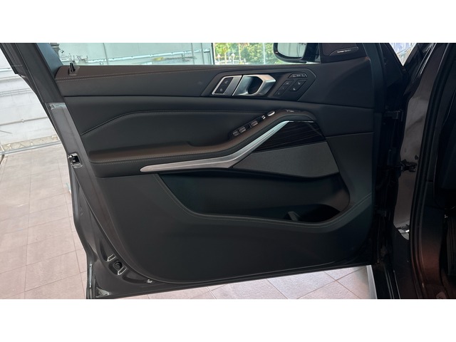 BMW X7 xDrive40i color Gris. Año 2025. 280KW(381CV). Gasolina. En concesionario Pruna Motor de Barcelona