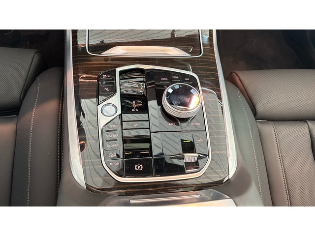 BMW X7 xDrive40i color Gris. Año 2025. 280KW(381CV). Gasolina. En concesionario Pruna Motor de Barcelona