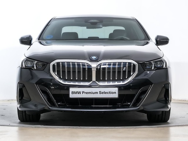 BMW i5 eDrive40 color Gris. Año 2025. 250KW(340CV). Eléctrico. En concesionario Oliva Motor Tarragona de Tarragona