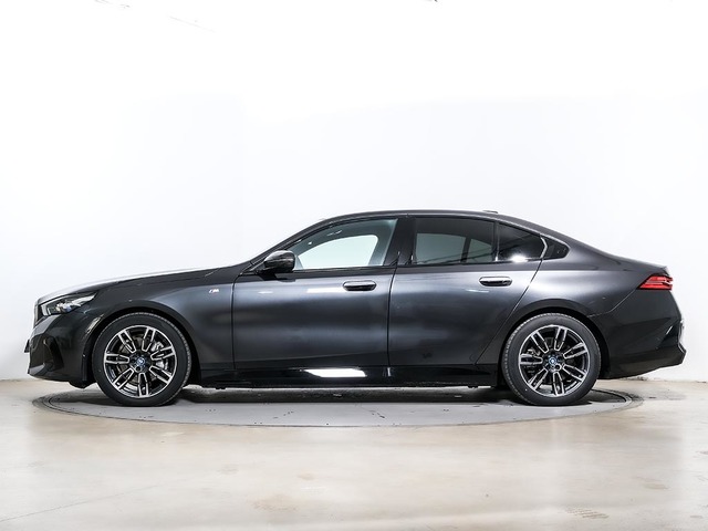 BMW i5 eDrive40 color Gris. Año 2025. 250KW(340CV). Eléctrico. En concesionario Oliva Motor Tarragona de Tarragona