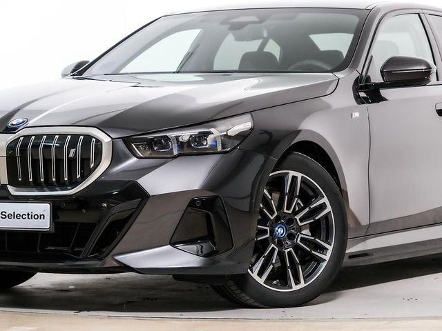 BMW i5 eDrive40 color Gris. Año 2025. 250KW(340CV). Eléctrico. En concesionario Oliva Motor Tarragona de Tarragona