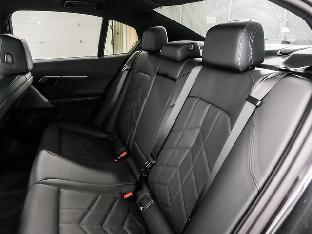 BMW i5 eDrive40 color Gris. Año 2025. 250KW(340CV). Eléctrico. En concesionario Oliva Motor Tarragona de Tarragona