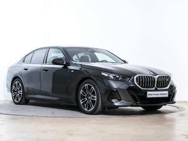 BMW i5 eDrive40 color Gris. Año 2025. 250KW(340CV). Eléctrico. En concesionario Oliva Motor Tarragona de Tarragona