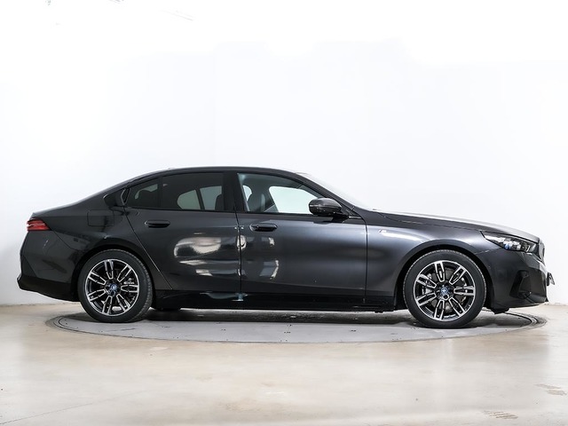 BMW i5 eDrive40 color Gris. Año 2025. 250KW(340CV). Eléctrico. En concesionario Oliva Motor Tarragona de Tarragona
