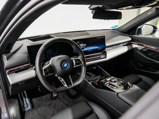 BMW i5 eDrive40 color Gris. Año 2025. 250KW(340CV). Eléctrico. En concesionario Oliva Motor Tarragona de Tarragona