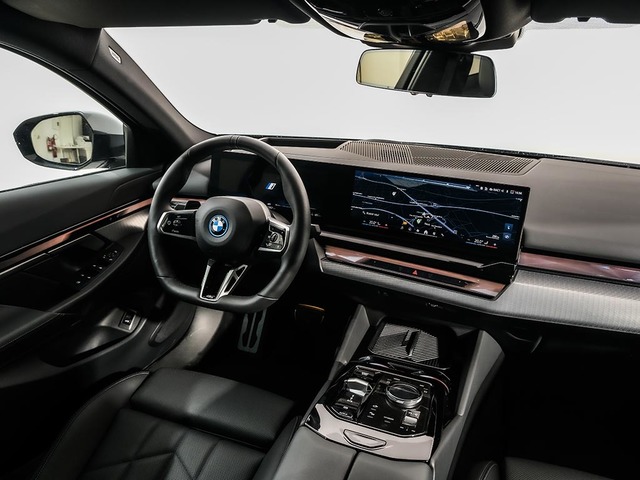 BMW i5 eDrive40 color Gris. Año 2025. 250KW(340CV). Eléctrico. En concesionario Oliva Motor Tarragona de Tarragona