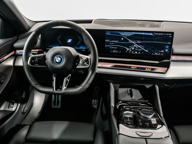 BMW i5 eDrive40 color Gris. Año 2025. 250KW(340CV). Eléctrico. En concesionario Oliva Motor Tarragona de Tarragona