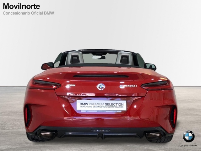 BMW Z4 M40i Cabrio color Rojo. Año 2023. 250KW(340CV). Gasolina. En concesionario Movilnorte El Carralero de Madrid