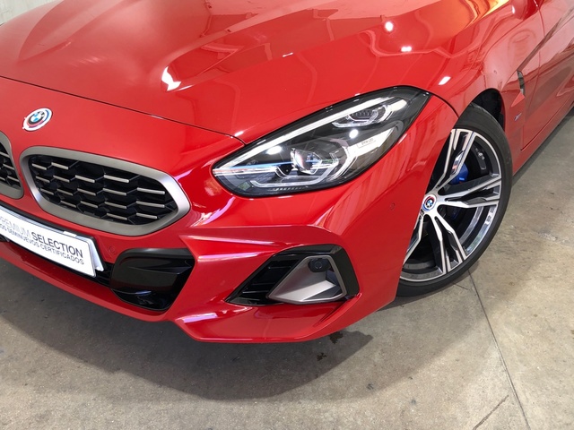 BMW Z4 M40i Cabrio color Rojo. Año 2023. 250KW(340CV). Gasolina. En concesionario Movilnorte El Carralero de Madrid