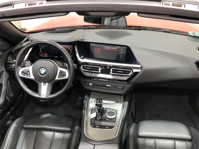BMW Z4 M40i Cabrio color Rojo. Año 2023. 250KW(340CV). Gasolina. En concesionario Movilnorte El Carralero de Madrid