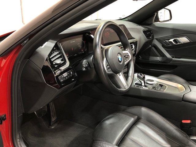 BMW Z4 M40i Cabrio color Rojo. Año 2023. 250KW(340CV). Gasolina. En concesionario Movilnorte El Carralero de Madrid