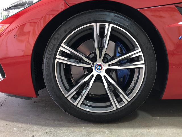 BMW Z4 M40i Cabrio color Rojo. Año 2023. 250KW(340CV). Gasolina. En concesionario Movilnorte El Carralero de Madrid