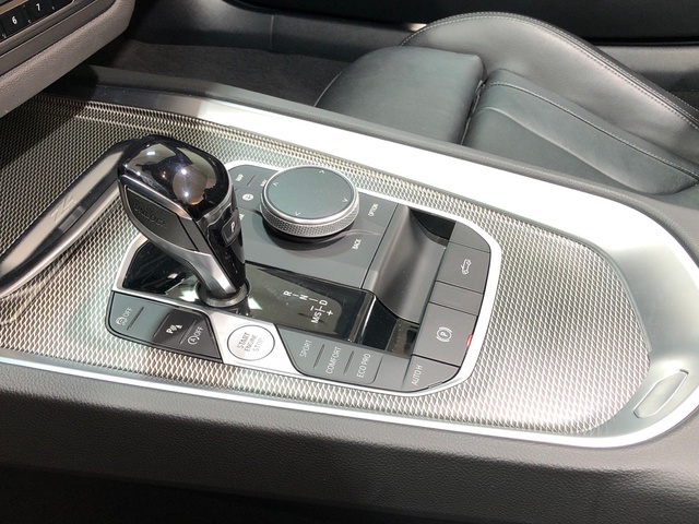 BMW Z4 M40i Cabrio color Rojo. Año 2023. 250KW(340CV). Gasolina. En concesionario Movilnorte El Carralero de Madrid