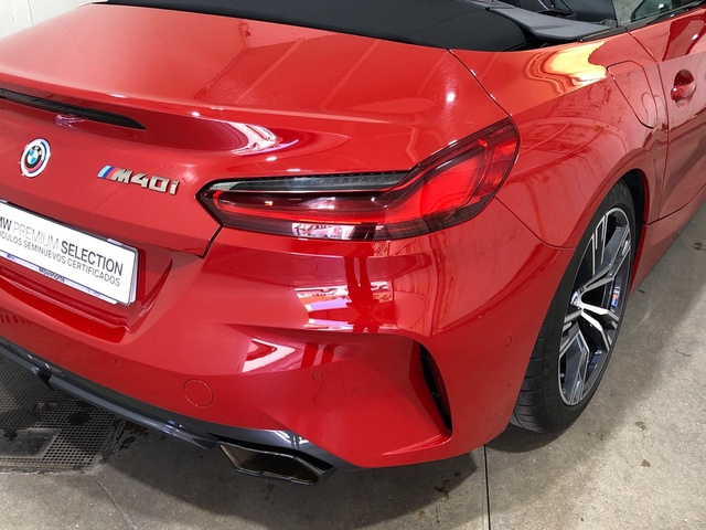 BMW Z4 M40i Cabrio color Rojo. Año 2023. 250KW(340CV). Gasolina. En concesionario Movilnorte El Carralero de Madrid