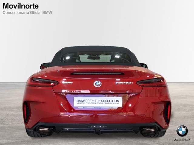 BMW Z4 M40i Cabrio color Rojo. Año 2023. 250KW(340CV). Gasolina. En concesionario Movilnorte El Carralero de Madrid