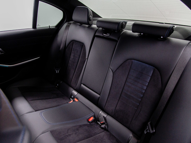 BMW Serie 3 330e color Negro. Año 2024. 215KW(292CV). Híbrido Electro/Gasolina. En concesionario Móvil Begar Alicante de Alicante