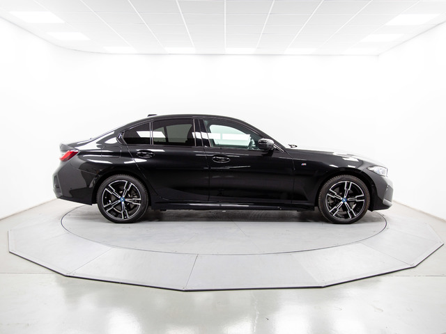 BMW Serie 3 330e color Negro. Año 2024. 215KW(292CV). Híbrido Electro/Gasolina. En concesionario Móvil Begar Alicante de Alicante