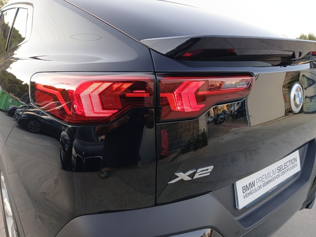 BMW X2 sDrive20i color Negro. Año 2024. 125KW(170CV). Gasolina. En concesionario GANDIA Automoviles Fersan, S.A. de Valencia