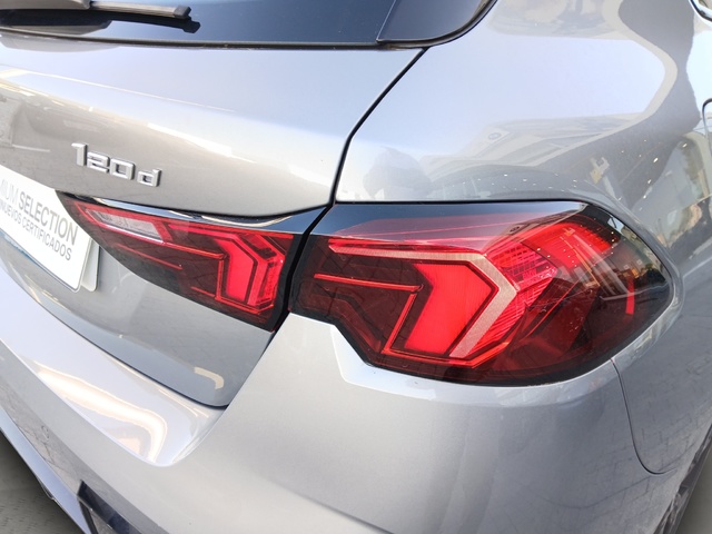 BMW Serie 1 120d color Gris. Año 2024. 120KW(163CV). Diésel. En concesionario ALZIRA Automoviles Fersan, S.A. de Valencia