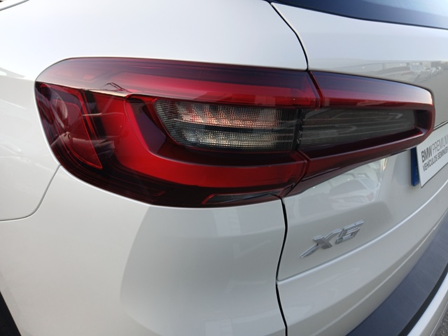 BMW X5 xDrive45e color Blanco. Año 2021. 290KW(394CV). Híbrido Electro/Gasolina. En concesionario GANDIA Automoviles Fersan, S.A. de Valencia