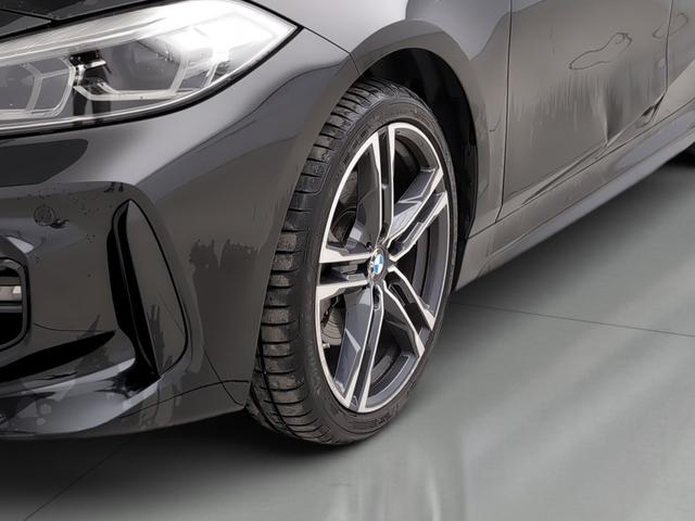 BMW Serie 1 118i color Negro. Año 2024. 103KW(140CV). Gasolina. En concesionario Automotor Premium Marbella - Málaga de Málaga
