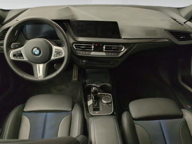BMW Serie 1 118i color Negro. Año 2024. 103KW(140CV). Gasolina. En concesionario Automotor Premium Marbella - Málaga de Málaga
