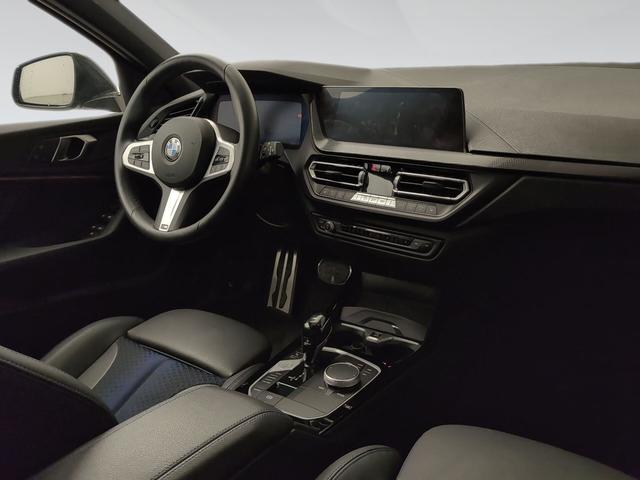 BMW Serie 1 118i color Negro. Año 2024. 103KW(140CV). Gasolina. En concesionario Automotor Premium Marbella - Málaga de Málaga