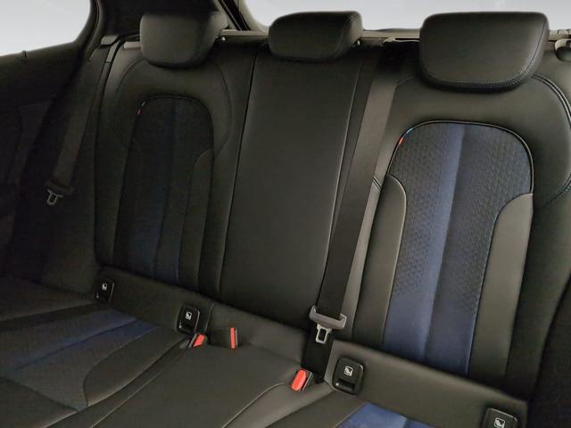 BMW Serie 1 118i color Negro. Año 2024. 103KW(140CV). Gasolina. En concesionario Automotor Premium Marbella - Málaga de Málaga