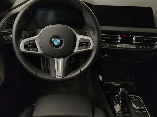 BMW Serie 1 118i color Negro. Año 2024. 103KW(140CV). Gasolina. En concesionario Automotor Premium Marbella - Málaga de Málaga