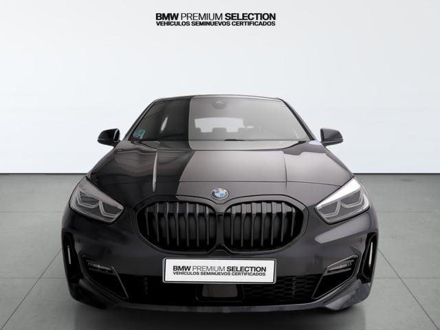 BMW Serie 1 118i color Negro. Año 2024. 103KW(140CV). Gasolina. En concesionario Automotor Premium Marbella - Málaga de Málaga