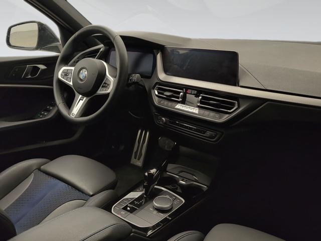 BMW Serie 1 118i color Negro. Año 2024. 103KW(140CV). Gasolina. En concesionario Automotor Premium Marbella - Málaga de Málaga