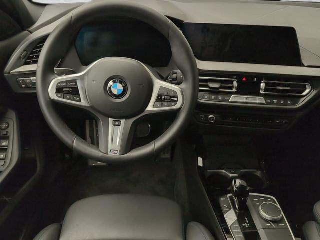 BMW Serie 1 118i color Negro. Año 2024. 103KW(140CV). Gasolina. En concesionario Automotor Premium Marbella - Málaga de Málaga