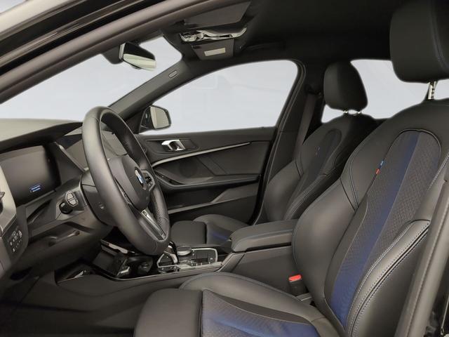 BMW Serie 1 118i color Negro. Año 2024. 103KW(140CV). Gasolina. En concesionario Automotor Premium Marbella - Málaga de Málaga